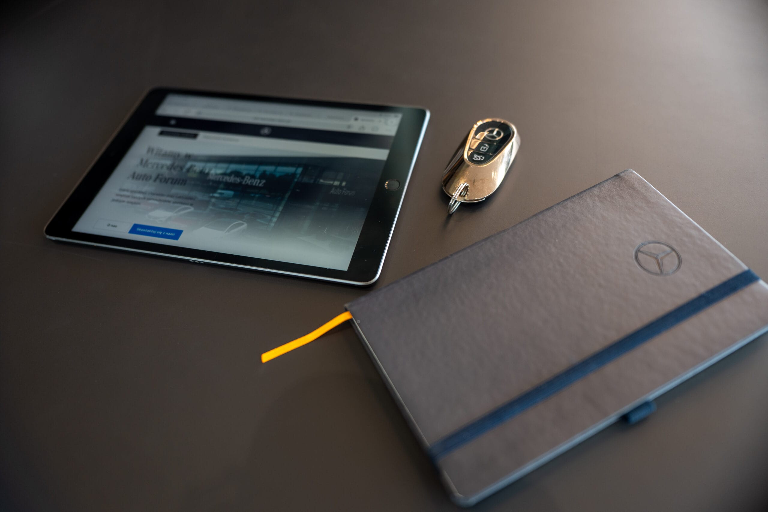 Kluczyk Mercedes-Benz, elegancki notes i tablet ze stroną dealera Auto Forum. Wprowadzenie do eksperckiego bloga firmy medlex.